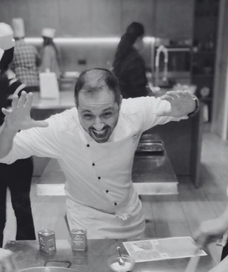 Chef Alessandro che urla sopra il piano di lavoro in cucina