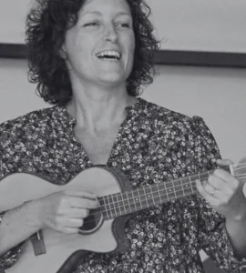 Nicoletta Tiberini che suona l'ukulele e canta