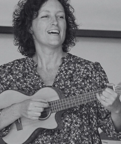 Nicoletta Tiberini che suona l'ukulele e canta