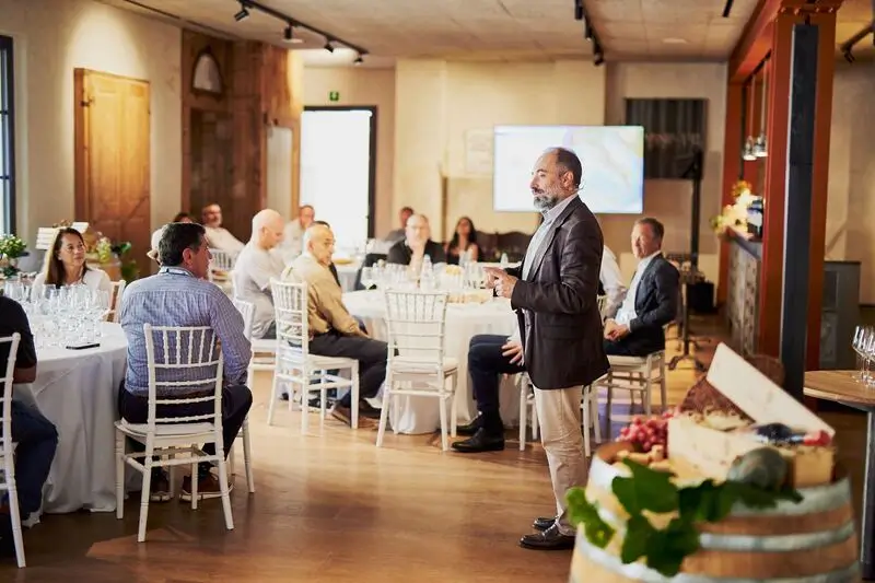 Sala ristorante elegante e persone che degustano vino