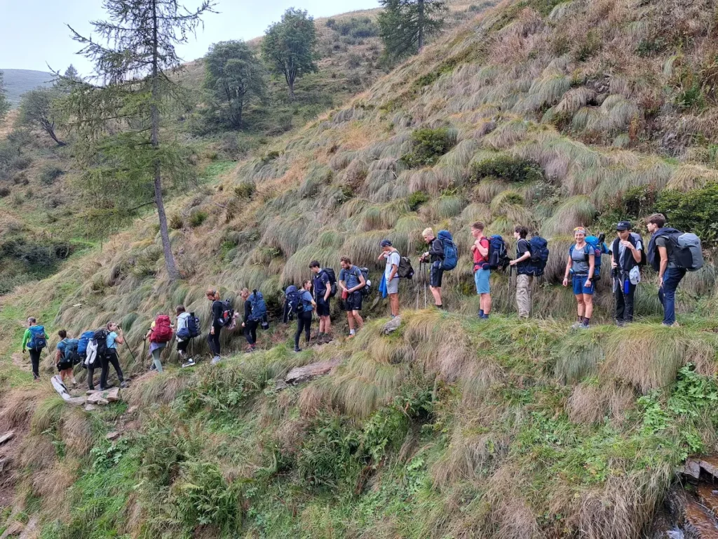 Ragazzi in fila su un sentiero della Valsassina