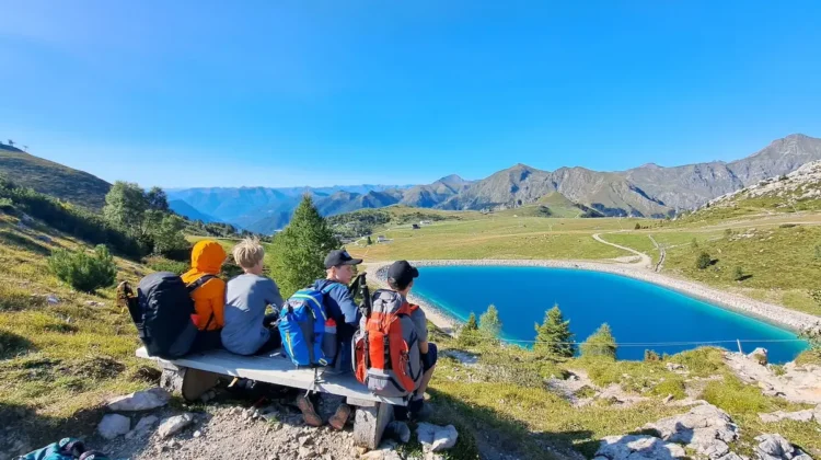 4 ragazzi che ammirano un lago