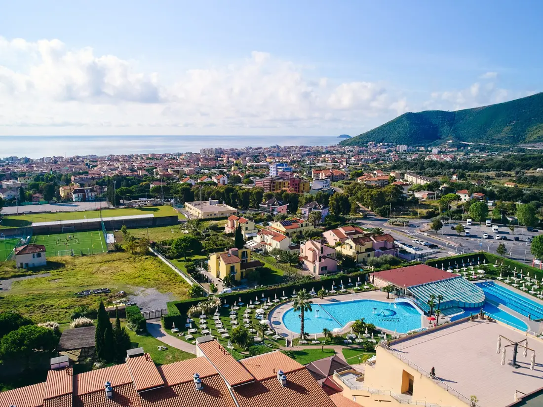 Hotel al mare con piscina e campi da tennis