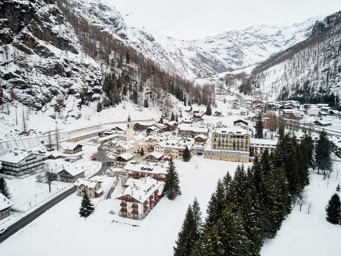 Fotografia aerea di una location sulla neve