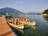 Colleghi di lavoro durante un team building in canoa sul Lago di Como