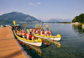 Colleghi di lavoro durante un team building in canoa sul Lago di Como