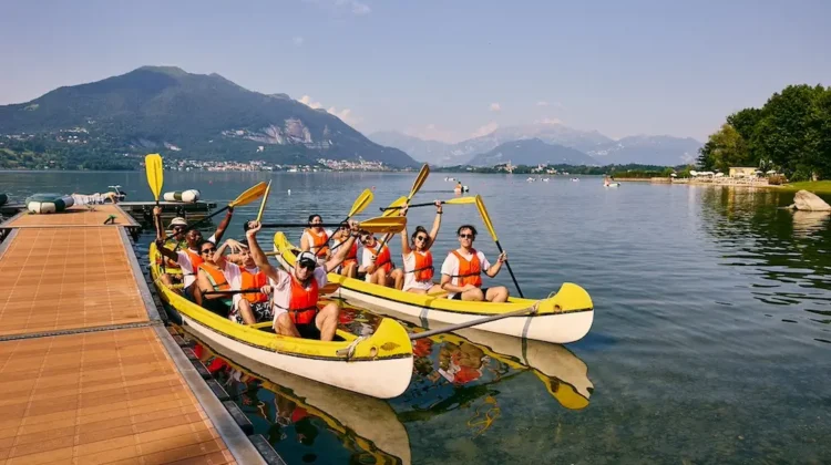 Colleghi di lavoro durante un team building in canoa sul Lago di Como